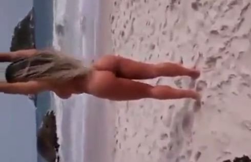 Vídeo da Mulher Melão Pagando Peitão na Praia!