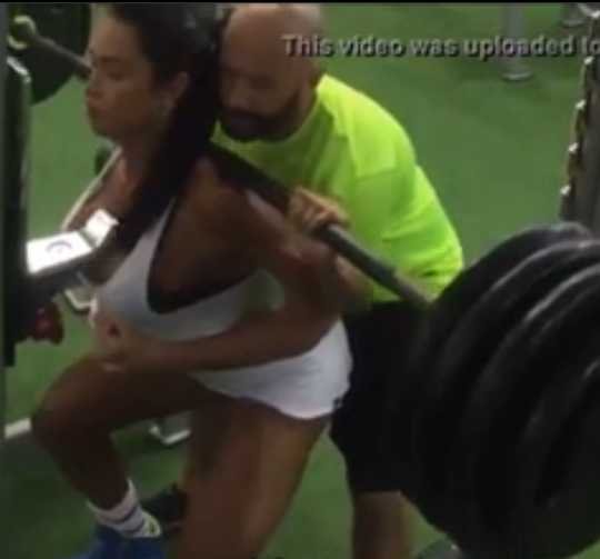 Treinador encoxa morena gostosa na academia!